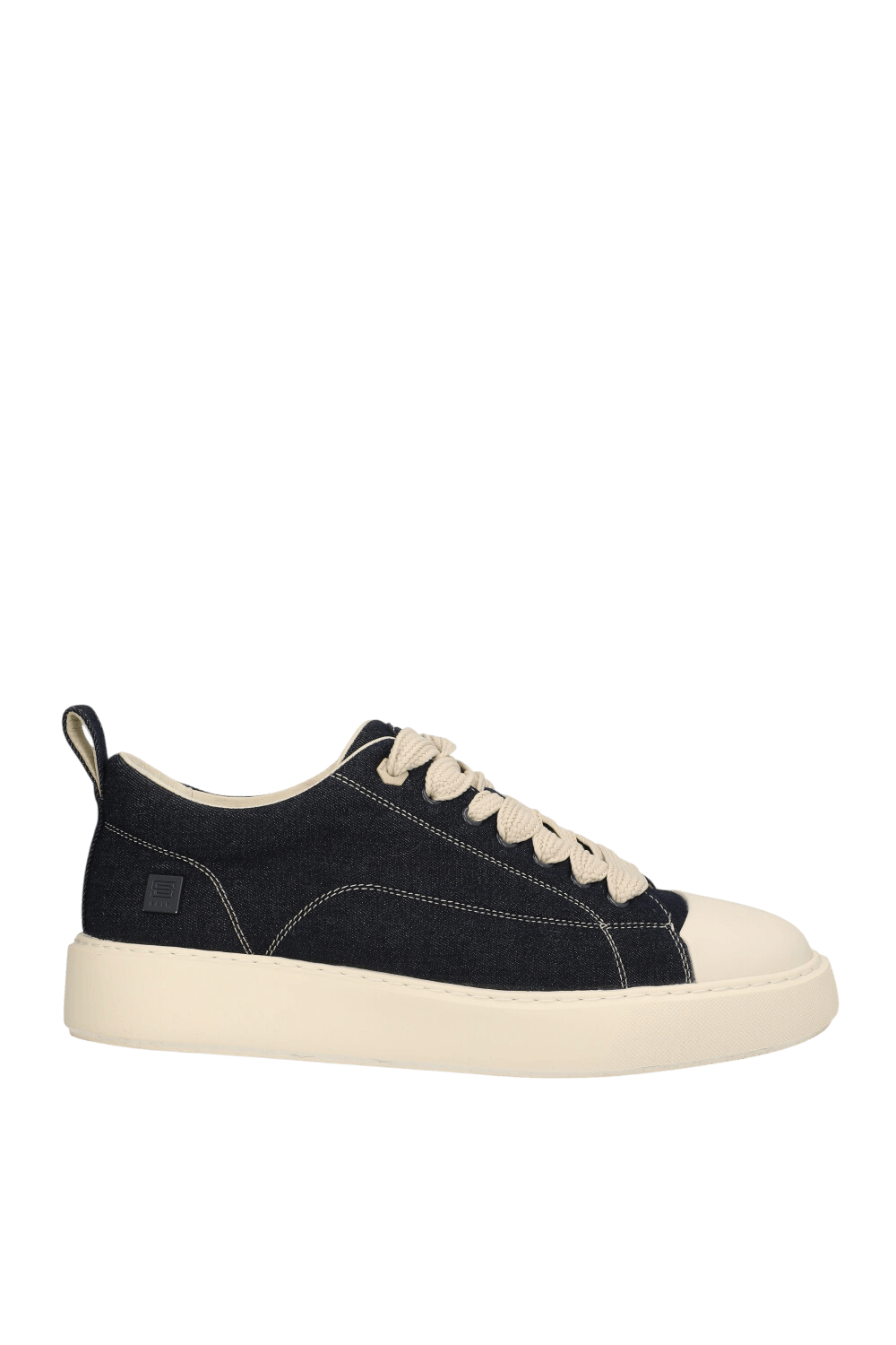 תמונה קידמית של נעלי סניקרס