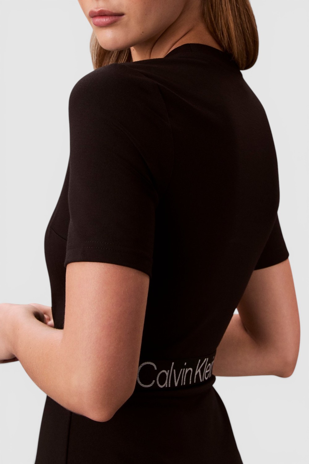 תמונת תקריב דוגמן של שמלת מיני בגזרה מתרחבת