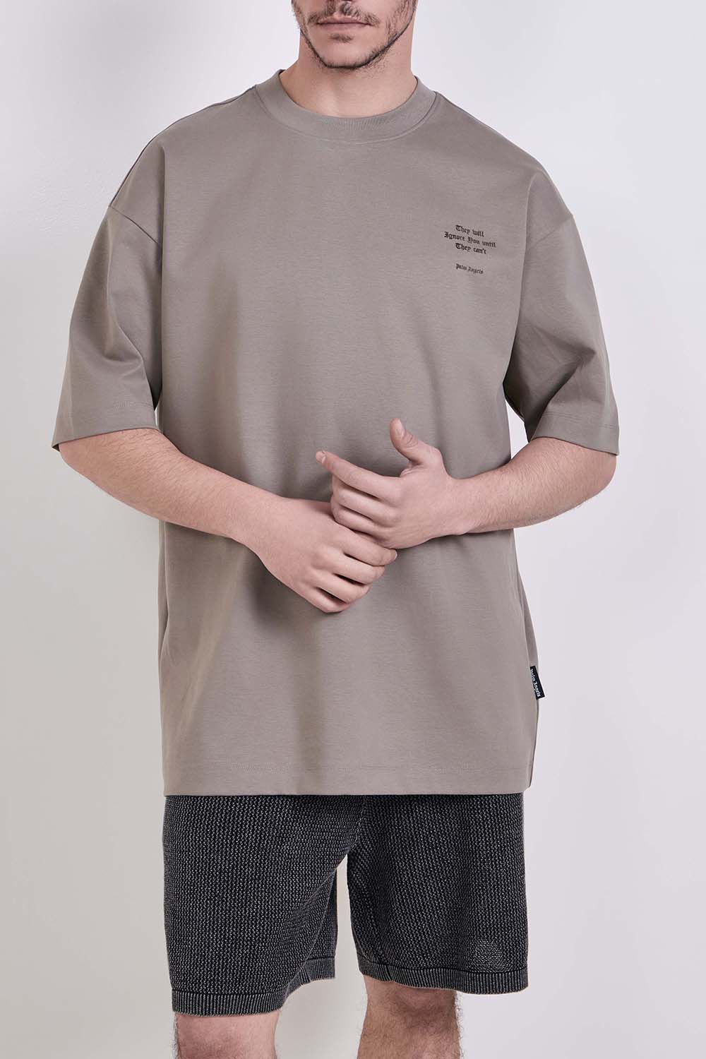 תמונת דוגמן קידמית של חולצת טי אוברסייז