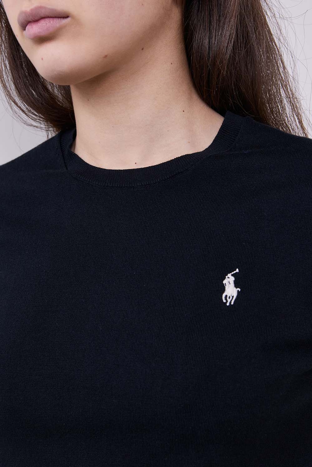 תמונת תקריב דוגמן של חולצת טי סריג