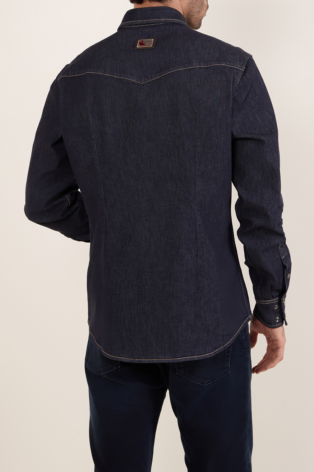 תמונת דוגמן אחורית של חולצת ג'ינס מכופתרת