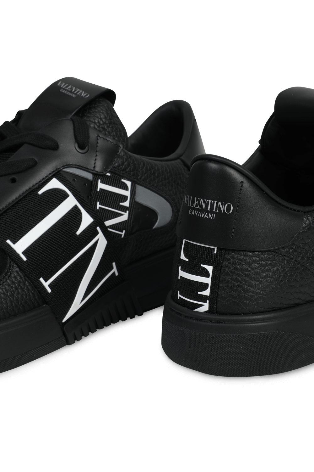 תמונת תקריב של Strap Logo Low Top Sneakers in Black