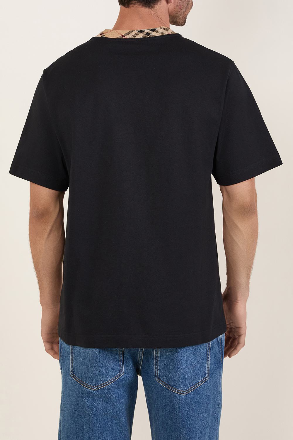 תמונת דוגמן אחורית של חולצת טי עם צווארון משבצות