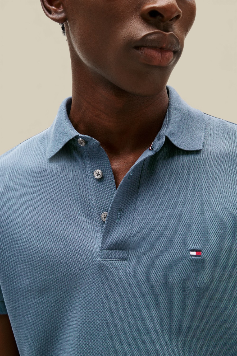 תמונת תקריב דוגמן של חולצת פולו סלים פיט 1985