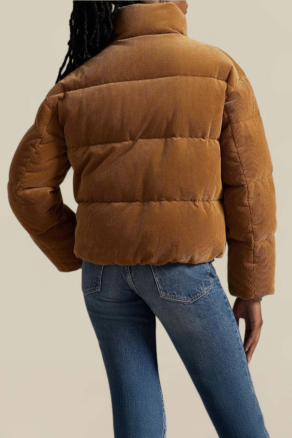 תמונת דוגמן אחורית של מעיל פוך קורדרוי