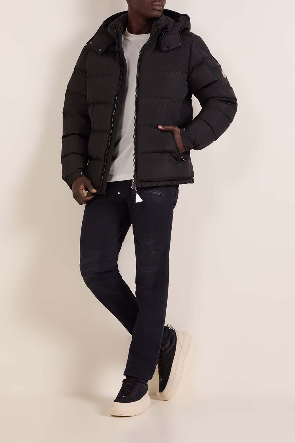 תמונת דוגמן קידמית של נעלי סניקרס