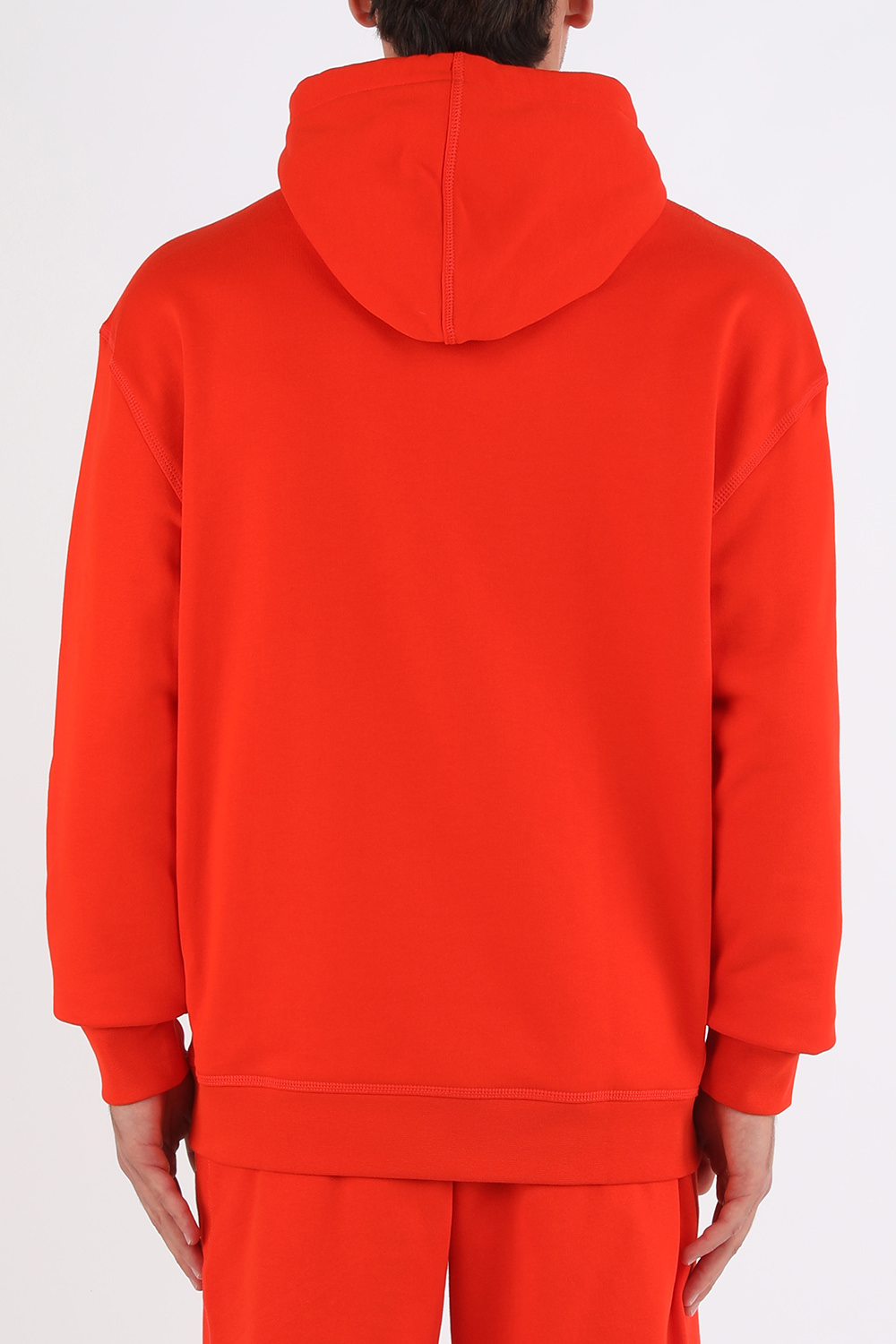תמונת דוגמן אחורית של בוס X ראסל אתלטיק סווטשירט ממותג עם קפוצ'ון בגוון אדום
