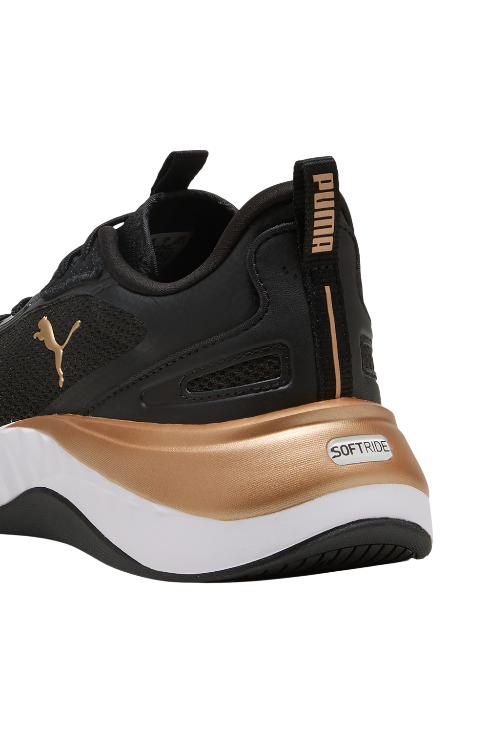 תמונת תקריב של נעלי סניקרס