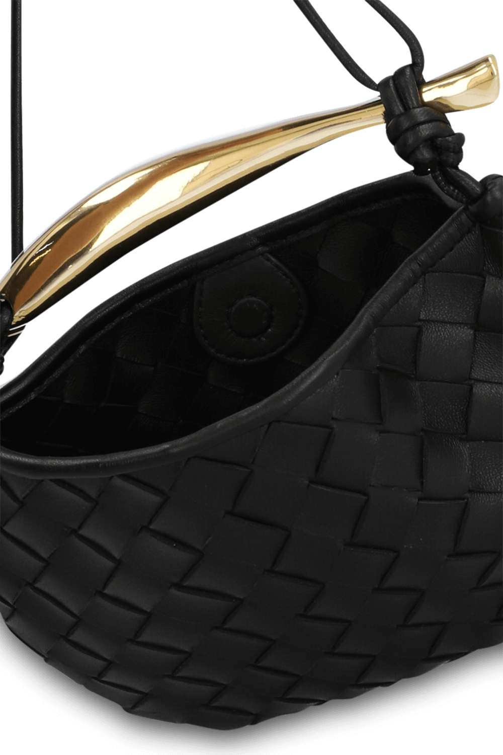 תמונת פנים של תיק קלוע עם ידית זהובה