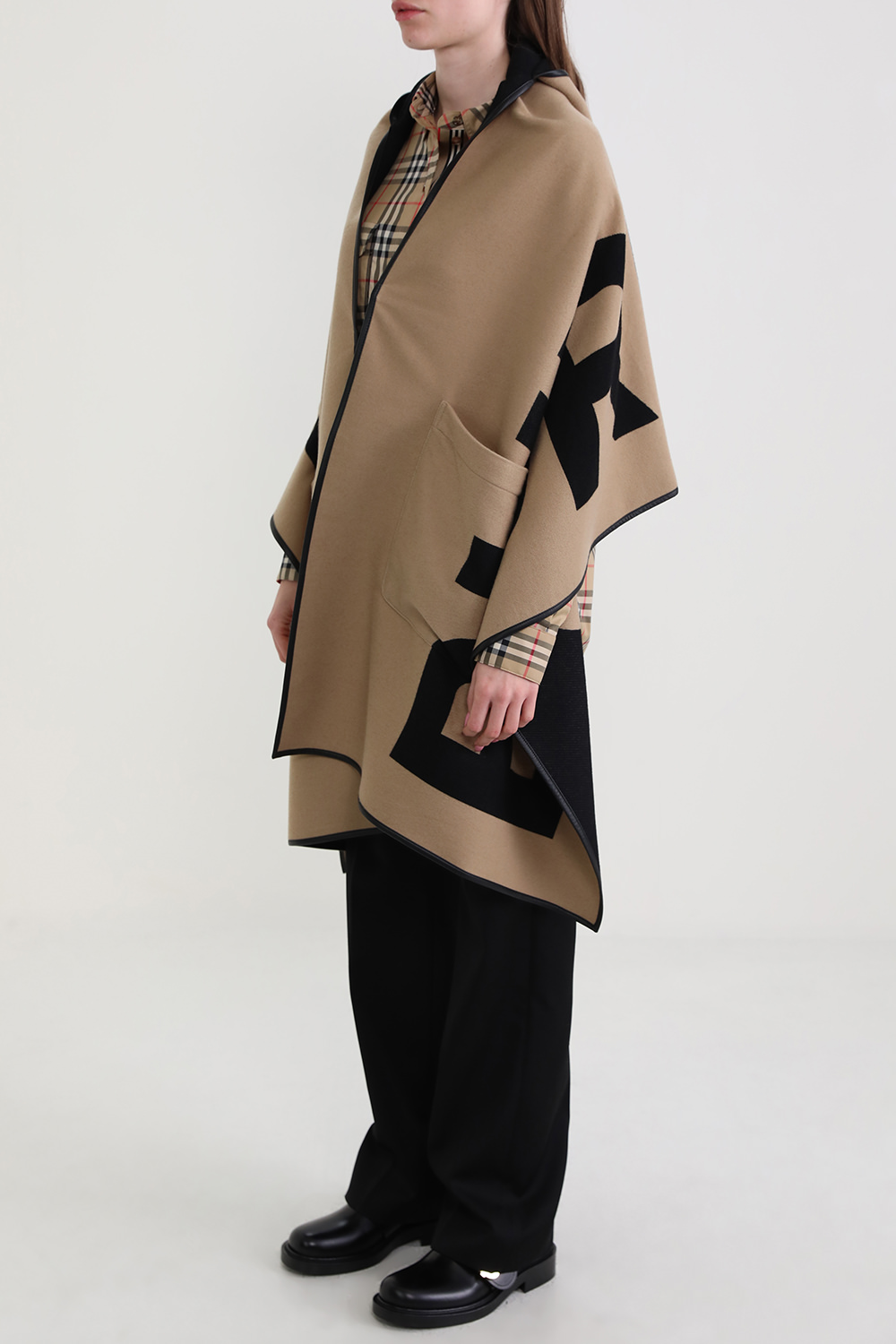 תמונת דוגמן קידמית של שכמייה מצמר