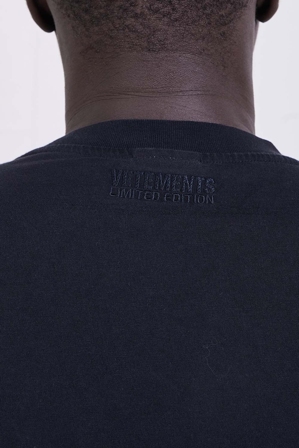 תמונת תקריב דוגמן של חולצת טי בגזרה משוחררת