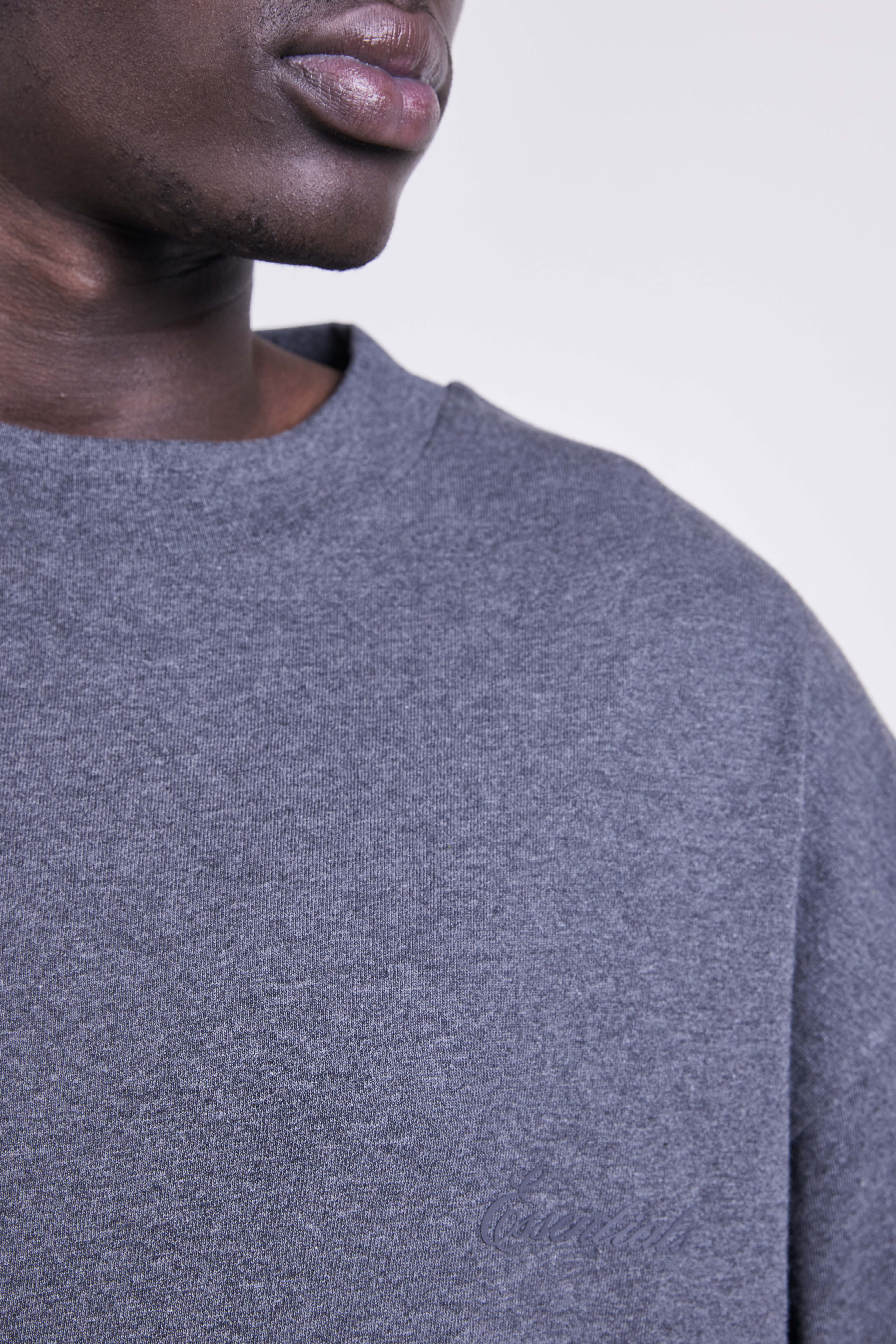 תמונת תקריב דוגמן של חולצת טי ארוכה