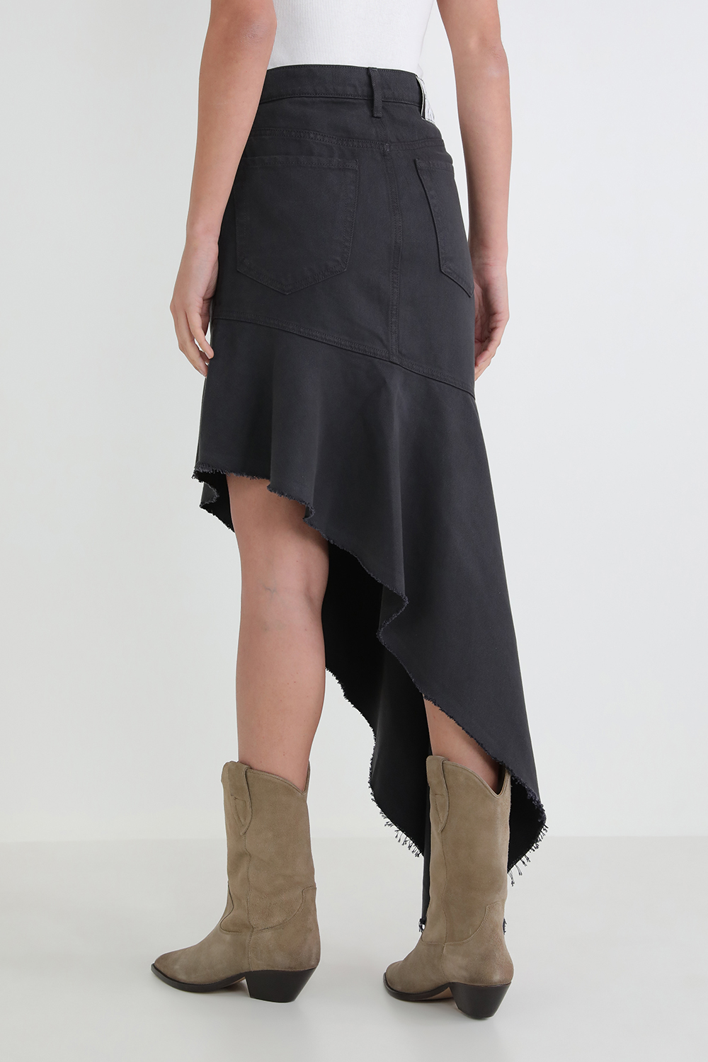 תמונת דוגמן אחורית של חצאית א-סימטרית