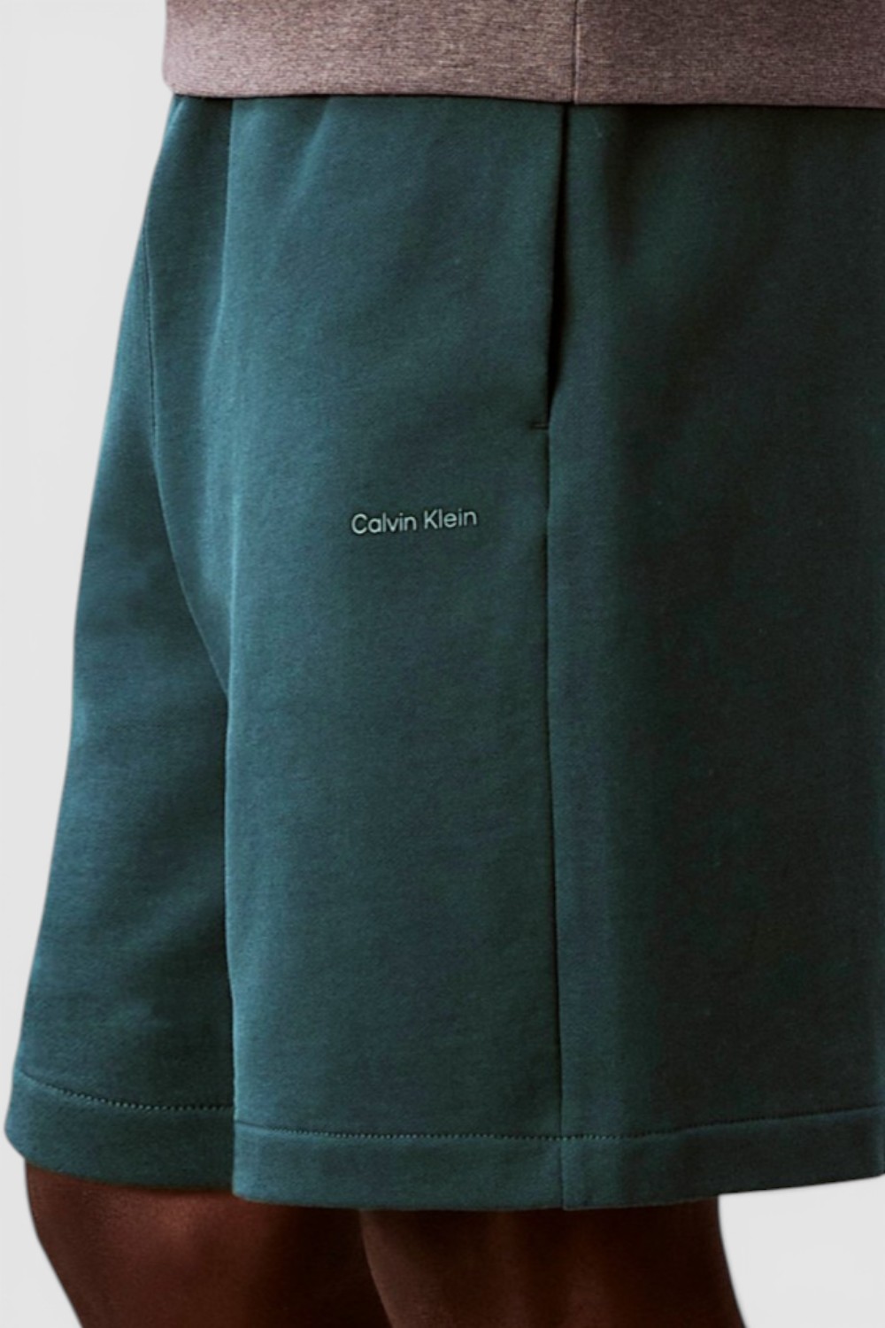 תמונת תקריב דוגמן של מכנסי ג'וגר קצרים