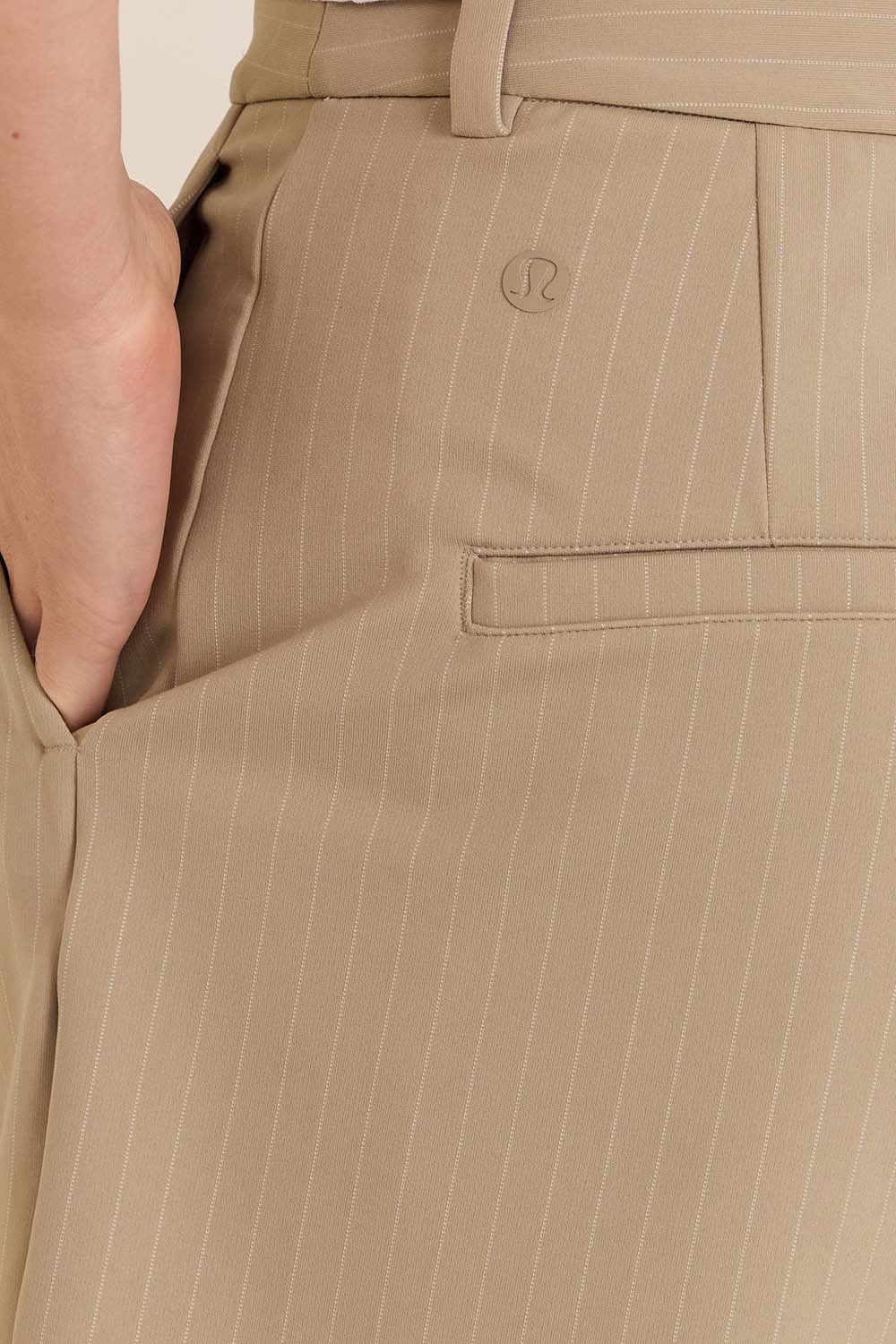 תמונת תקריב דוגמן של Daydrift Pleated High-Rise Short 7''