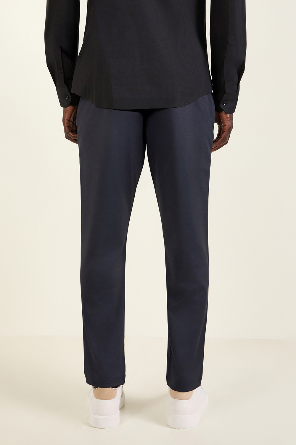 תמונת דוגמן אחורית של מכנסיים מחויטים