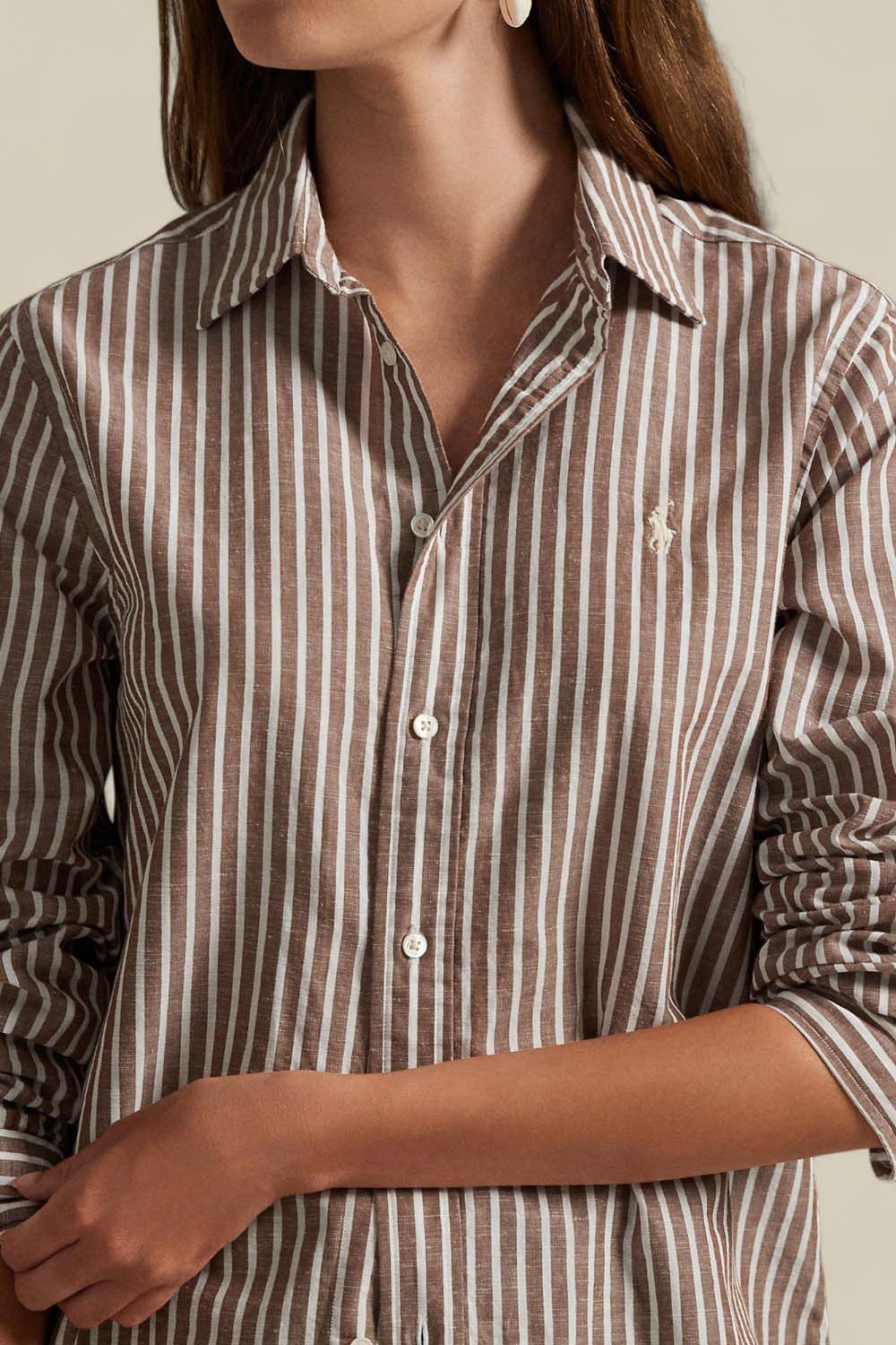 תמונת תקריב דוגמן של חולצת כפתורים