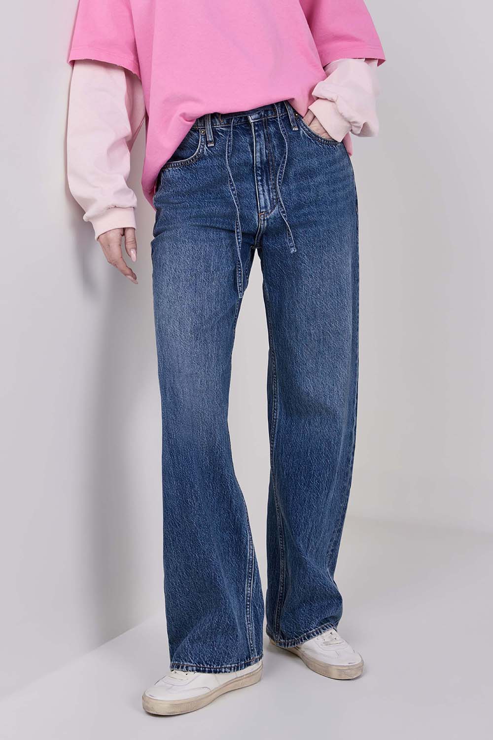 תמונת דוגמן קידמית של מכנסי ג'ינס בגזרה משוחררת