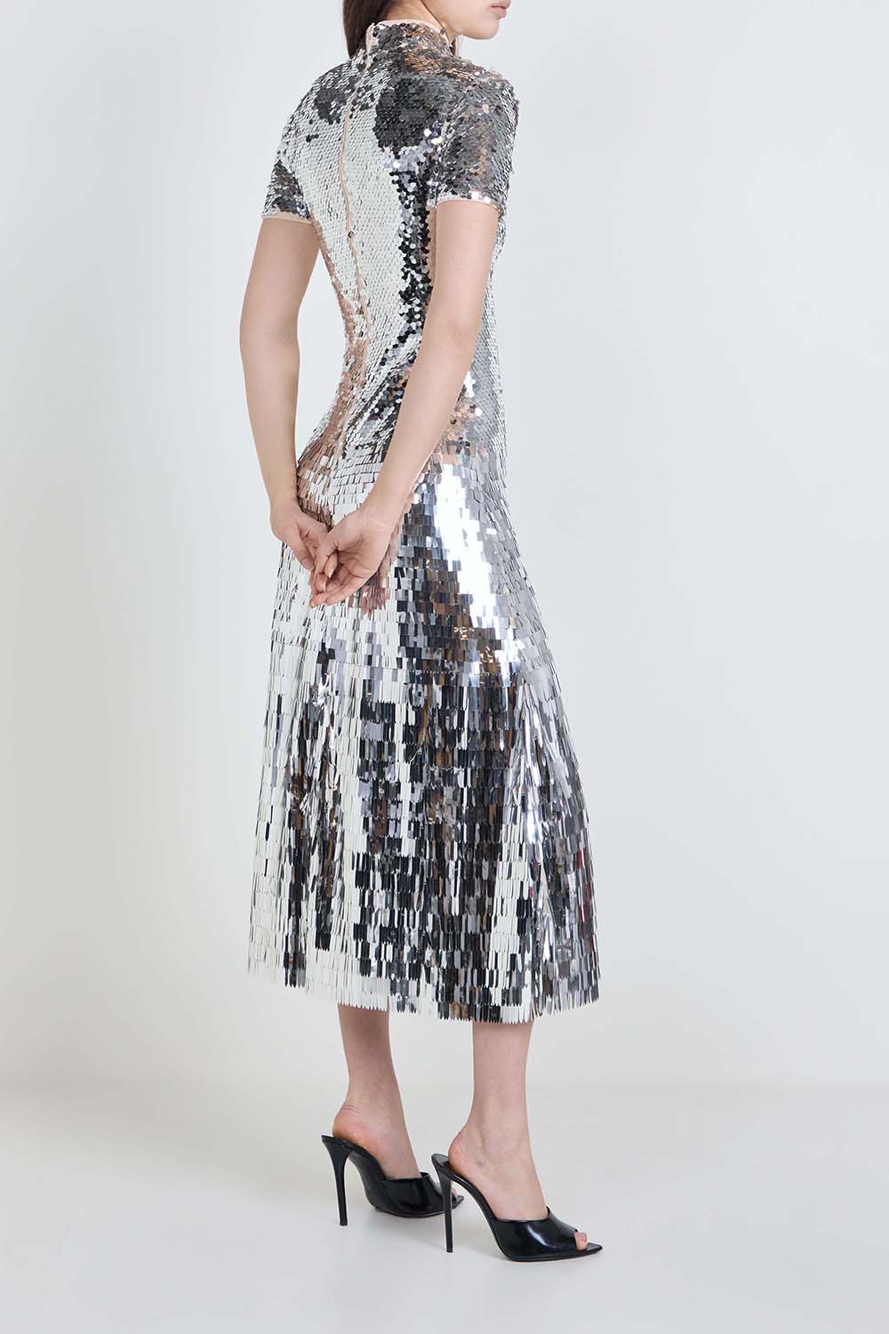 תמונת דוגמן אחורית של שמלת מידי פאייטים