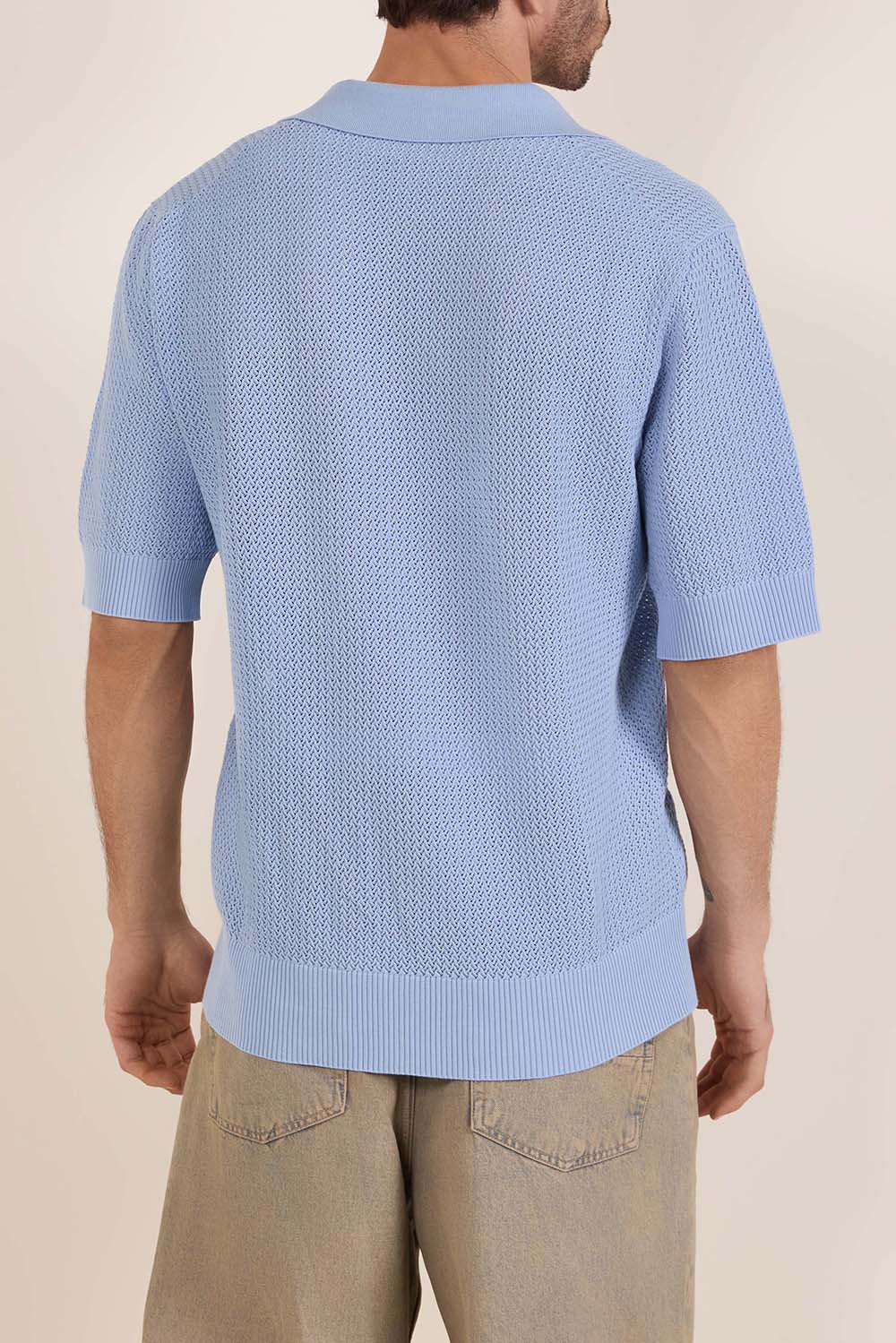 תמונת דוגמן אחורית של חולצת פולו