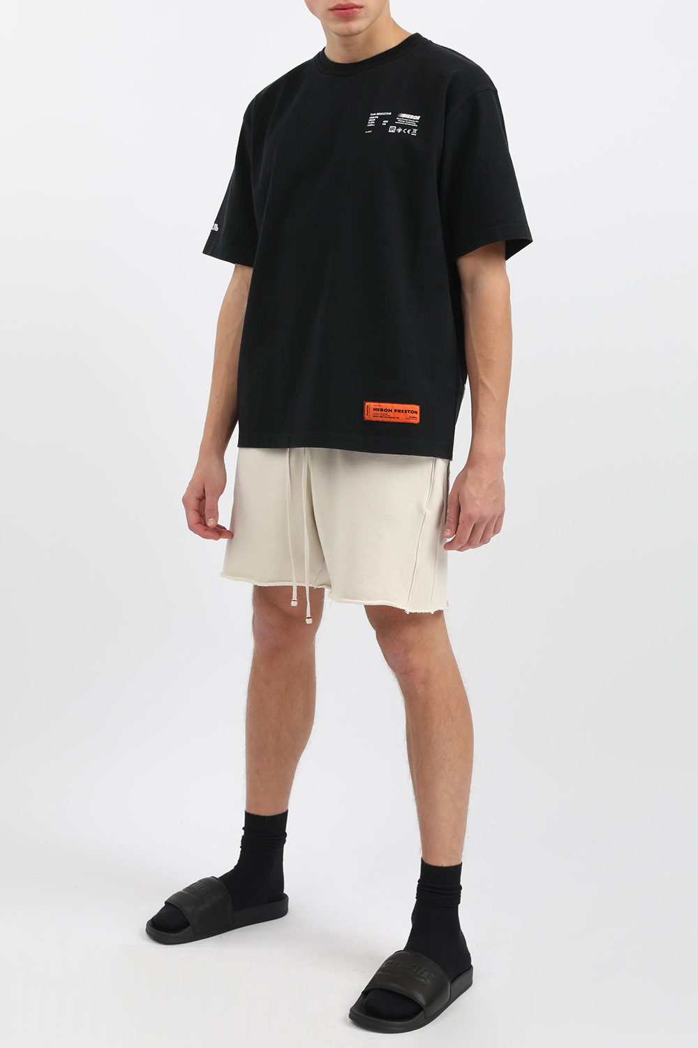 תמונת דוגמן קידמית של כפכפי סליידס שחורים עם לוגו