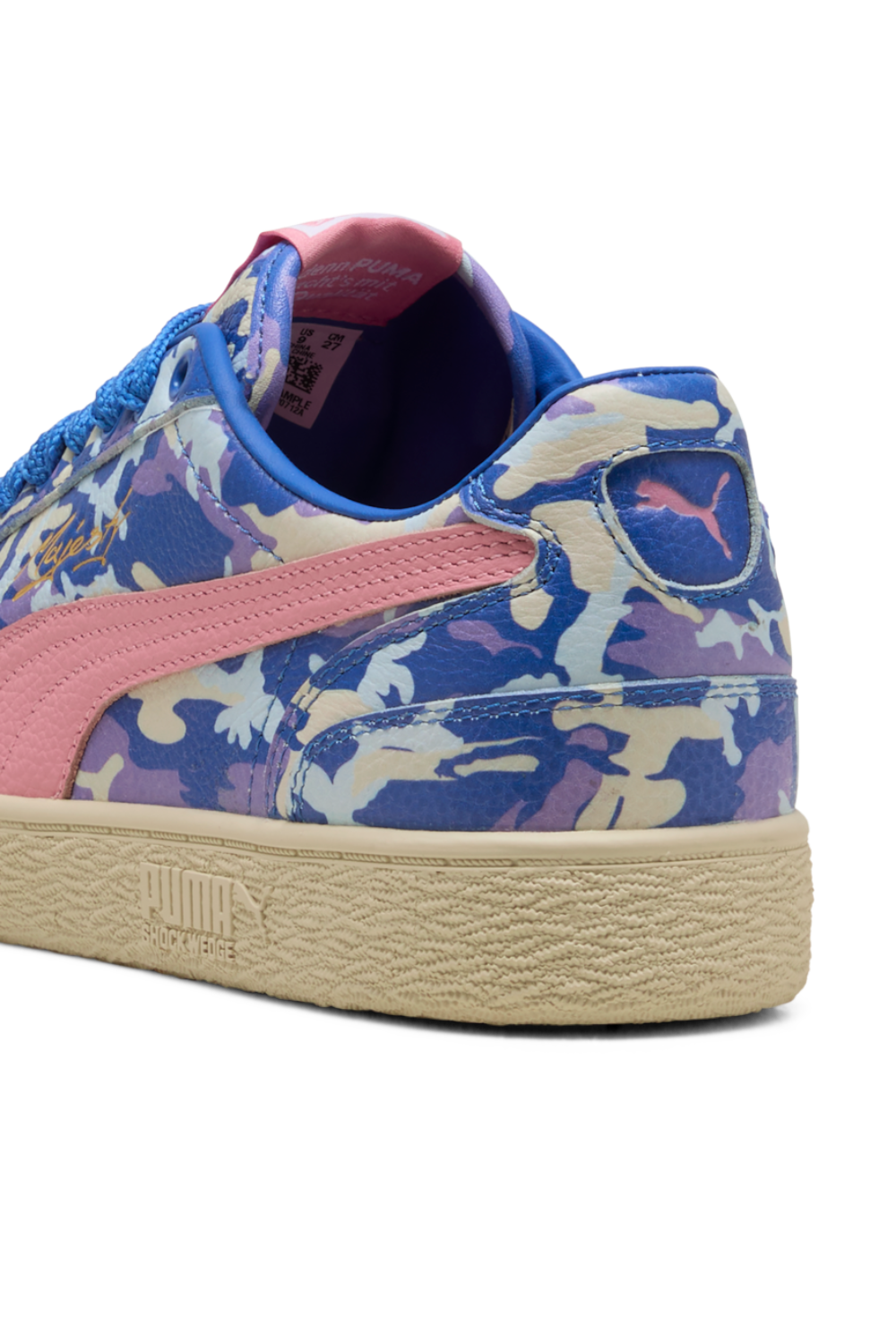 תמונת פנים של נעלי סניקרס