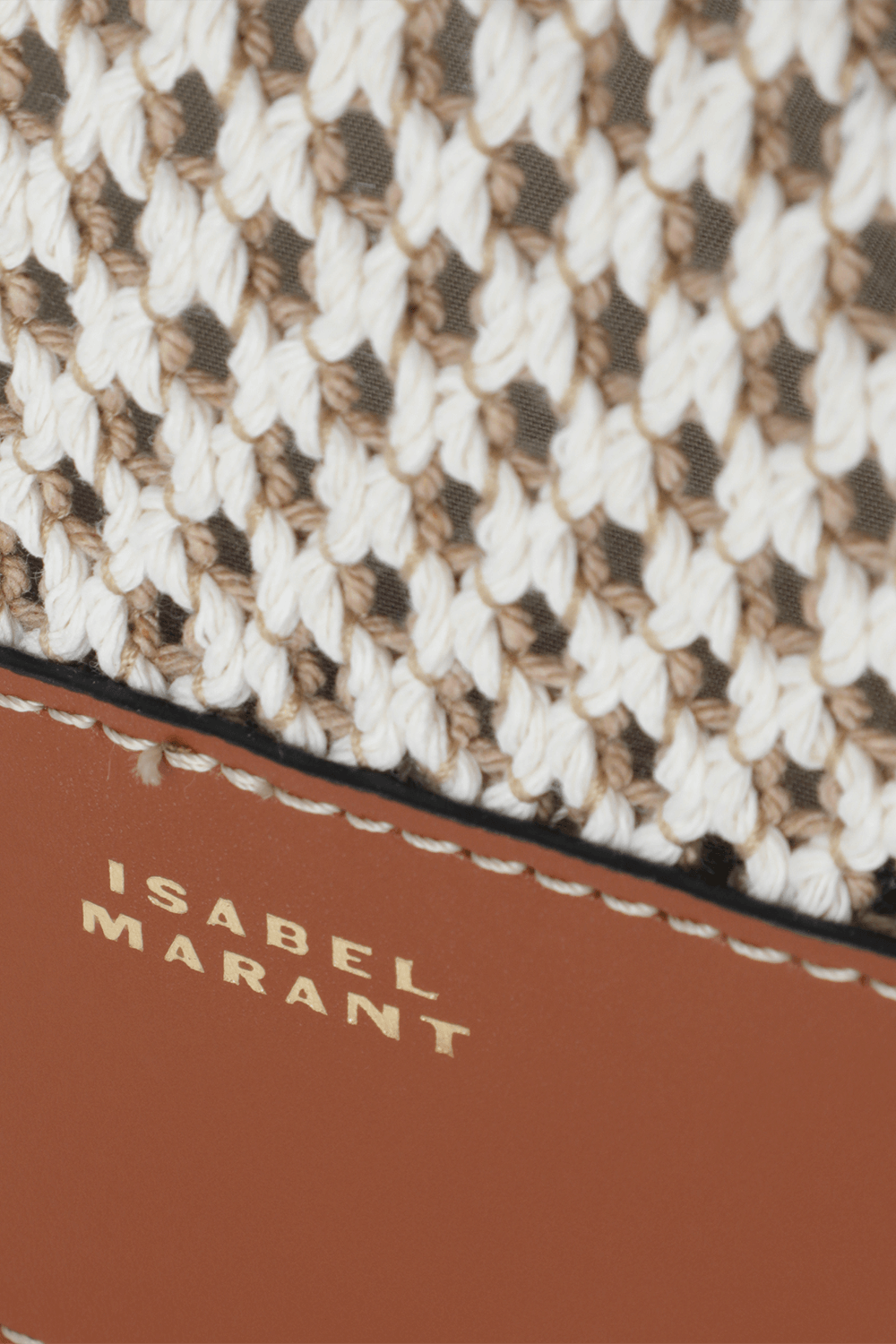 תמונת תקריב של תיק קש מרפיה ועור