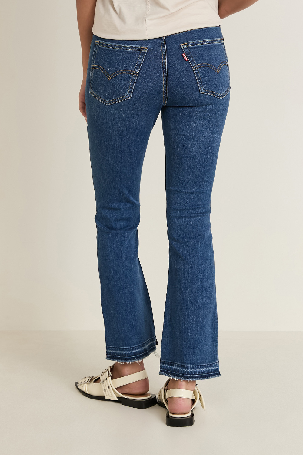 תמונת דוגמן אחורית של מכנסי ג'ינס 725