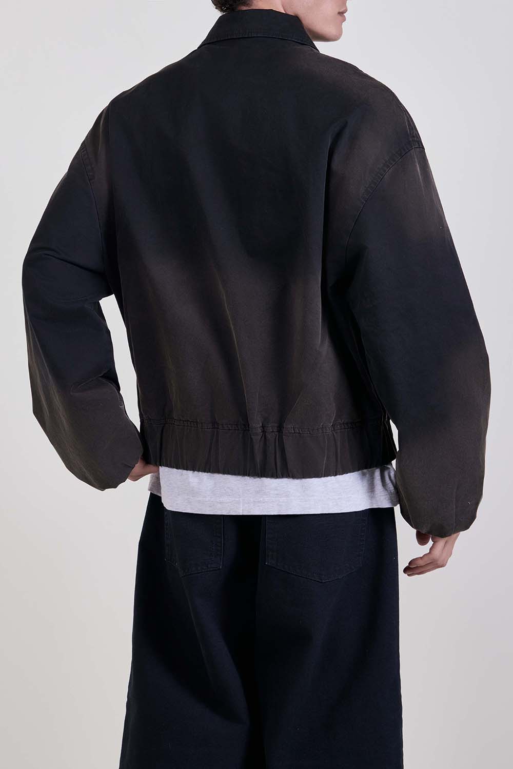 תמונת דוגמן אחורית של ז'קט בגזרה משוחררת