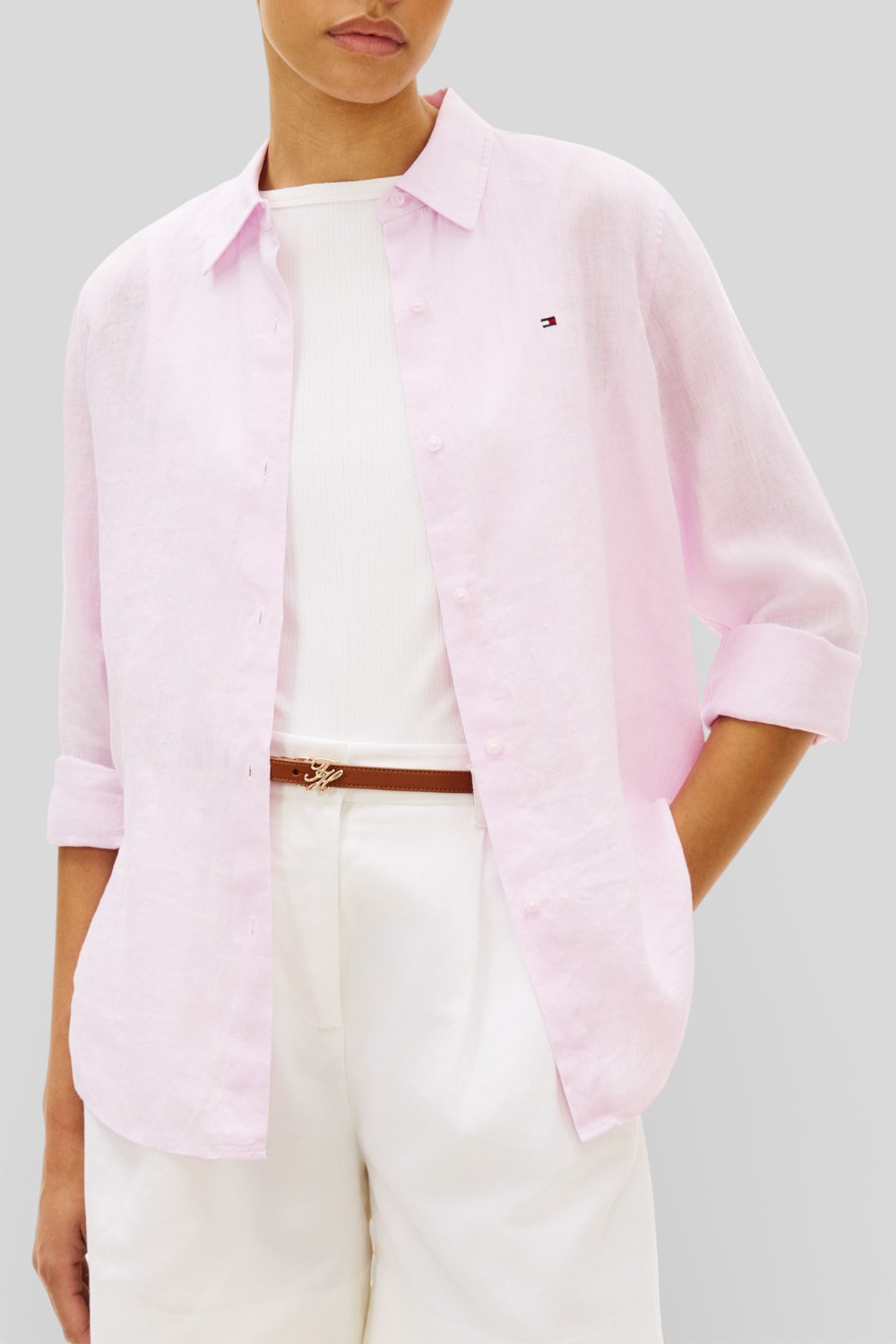 תמונת דוגמן קידמית של חולצה מכופתרת פשתן