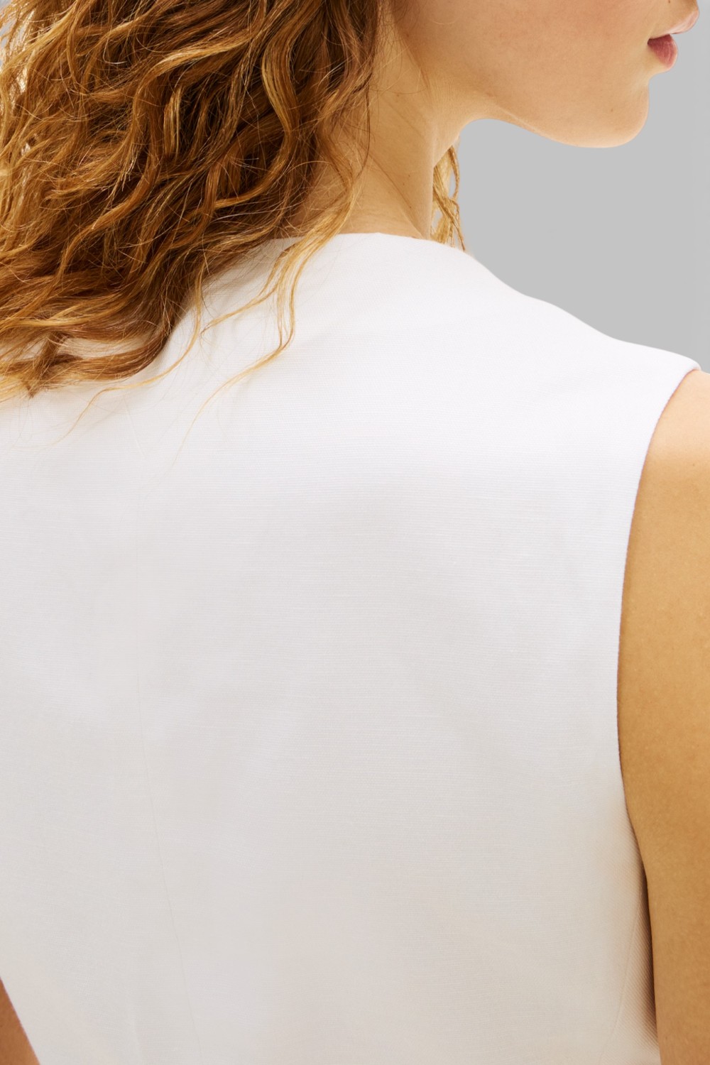 תמונת תקריב דוגמן של וסט כפתורים