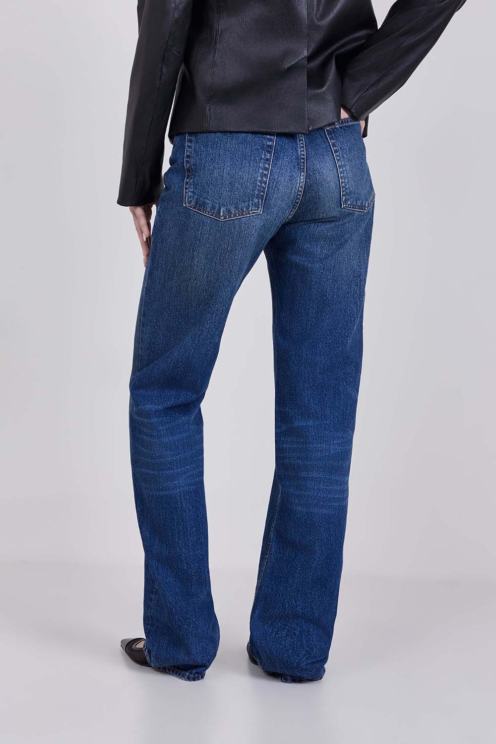 תמונת דוגמן אחורית של מכנסי ג'ינס בגזרה ישרה