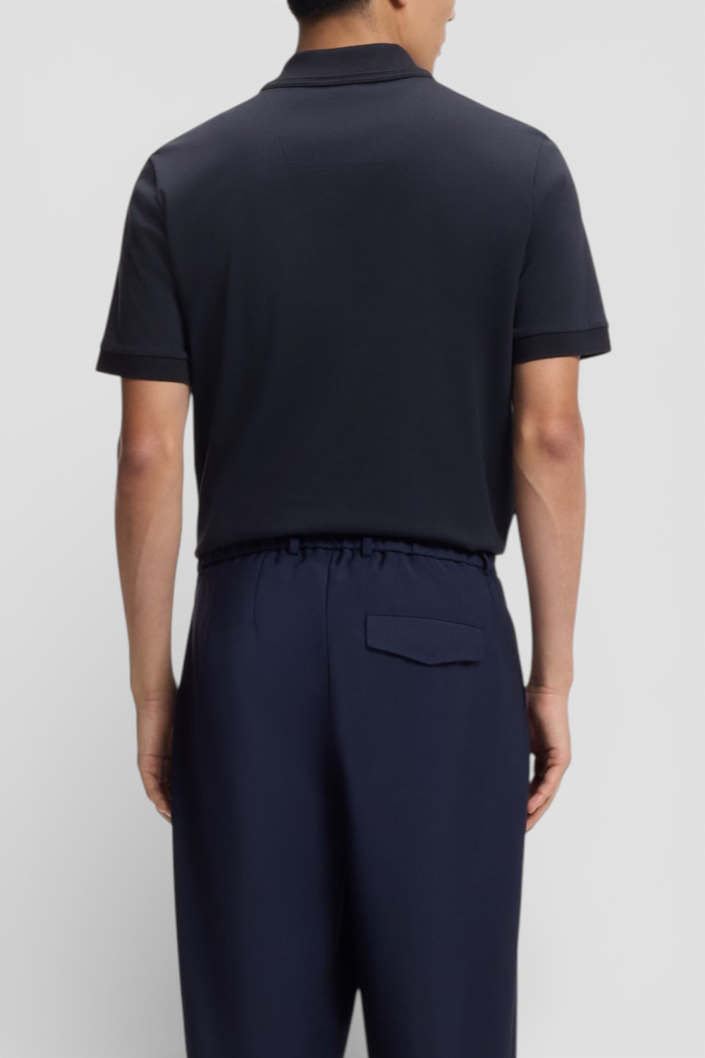 תמונת דוגמן אחורית של חולצת פולו