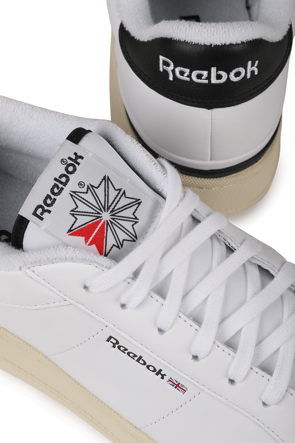 תמונת תקריב של Ad Court Sneakers in White