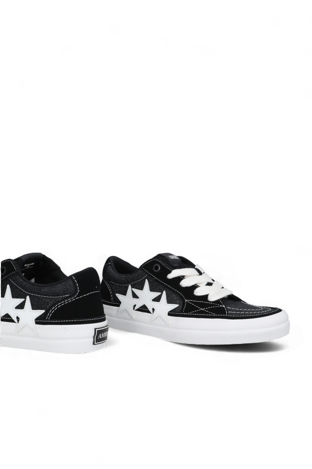 תמונת תקריב של נעלי סניקרס