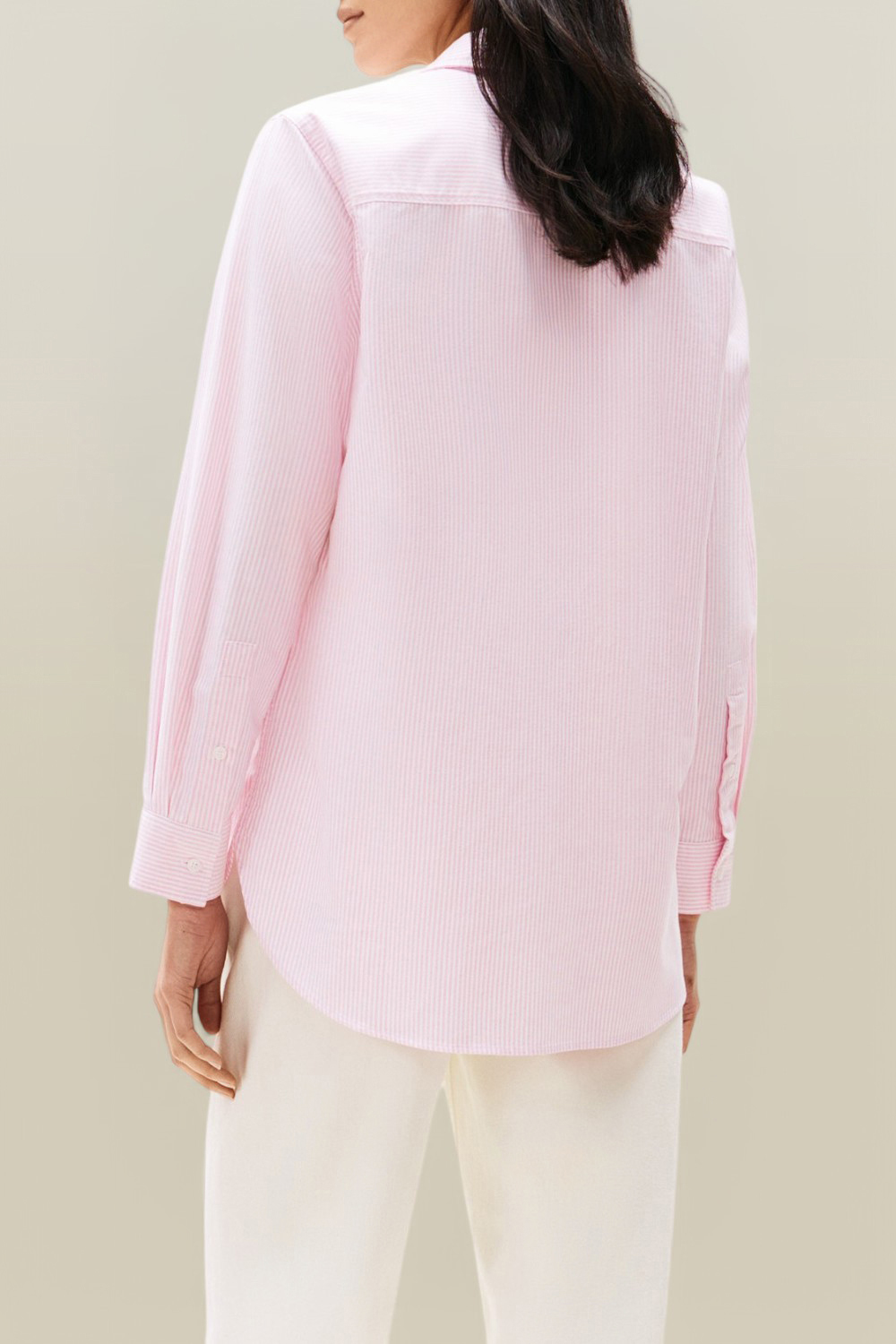 תמונת דוגמן אחורית של חולצת כפתורים