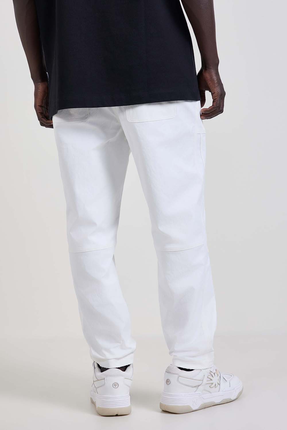 תמונת דוגמן אחורית של מכנסיים ארוכים