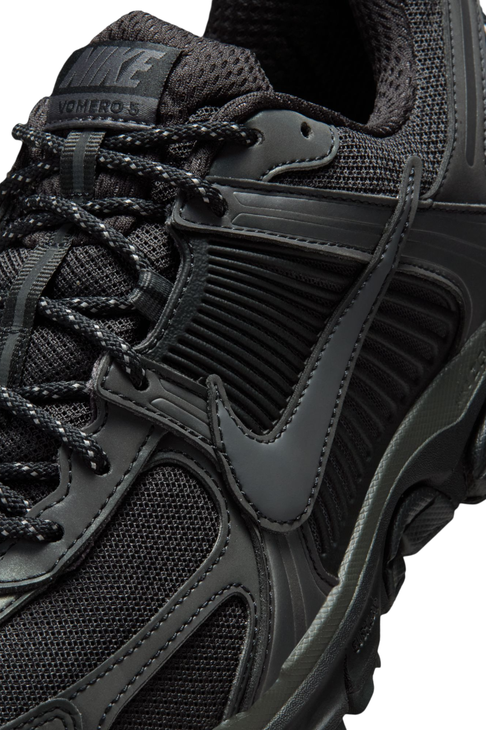 תמונת פנים של נעלי סניקרס זום וומרו 5