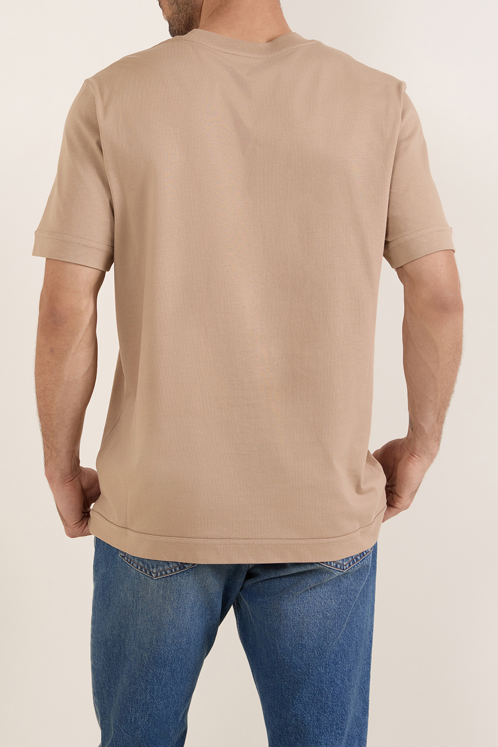 תמונת דוגמן אחורית של חולצת טי