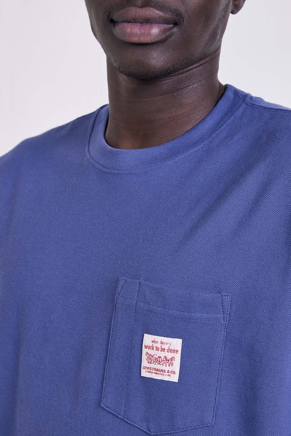 תמונת תקריב דוגמן של חולצת טי בגזרה משוחררת