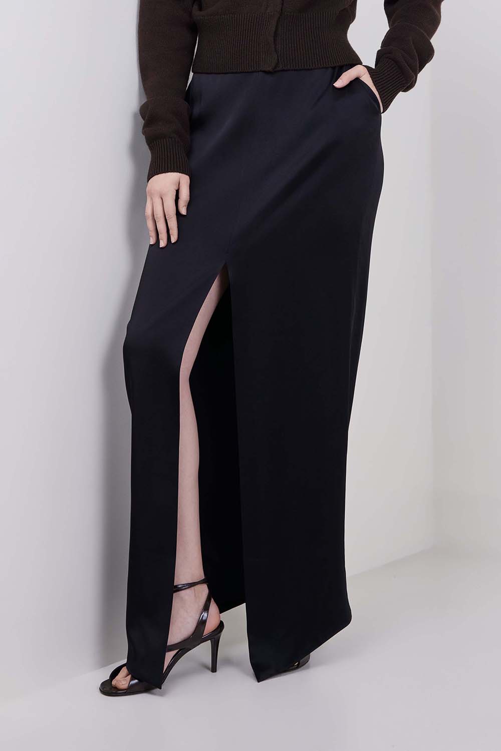 תמונת דוגמן קידמית של חצאית מחויטת מקסי