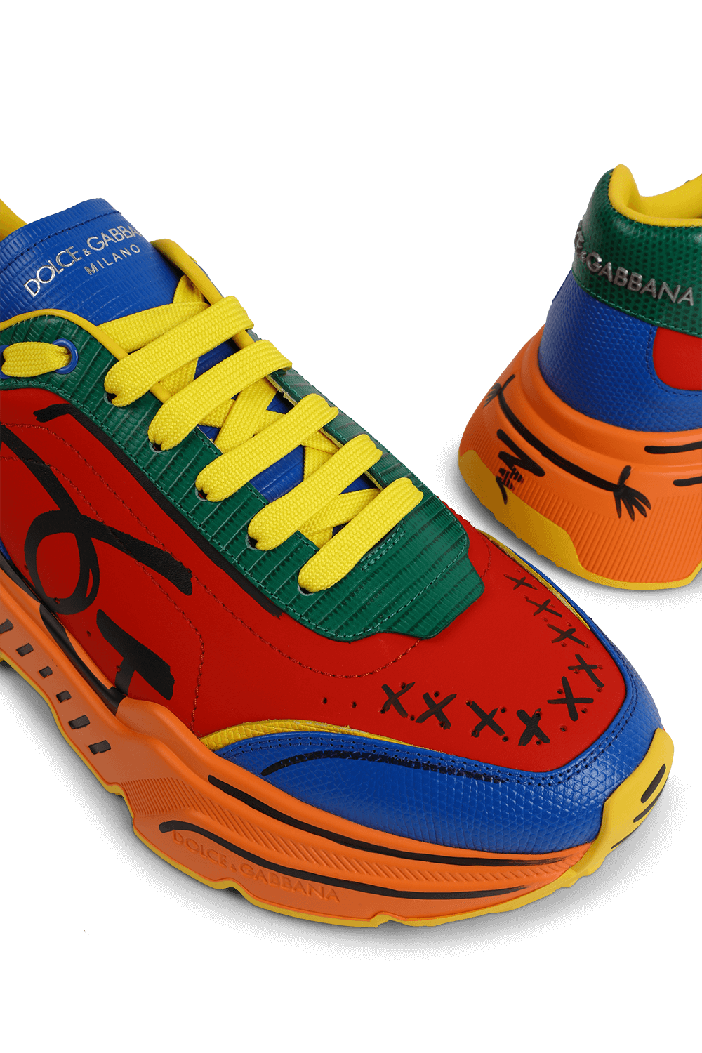 תמונת תקריב של נעלי ספורט צ'אנקיות צבעוניות