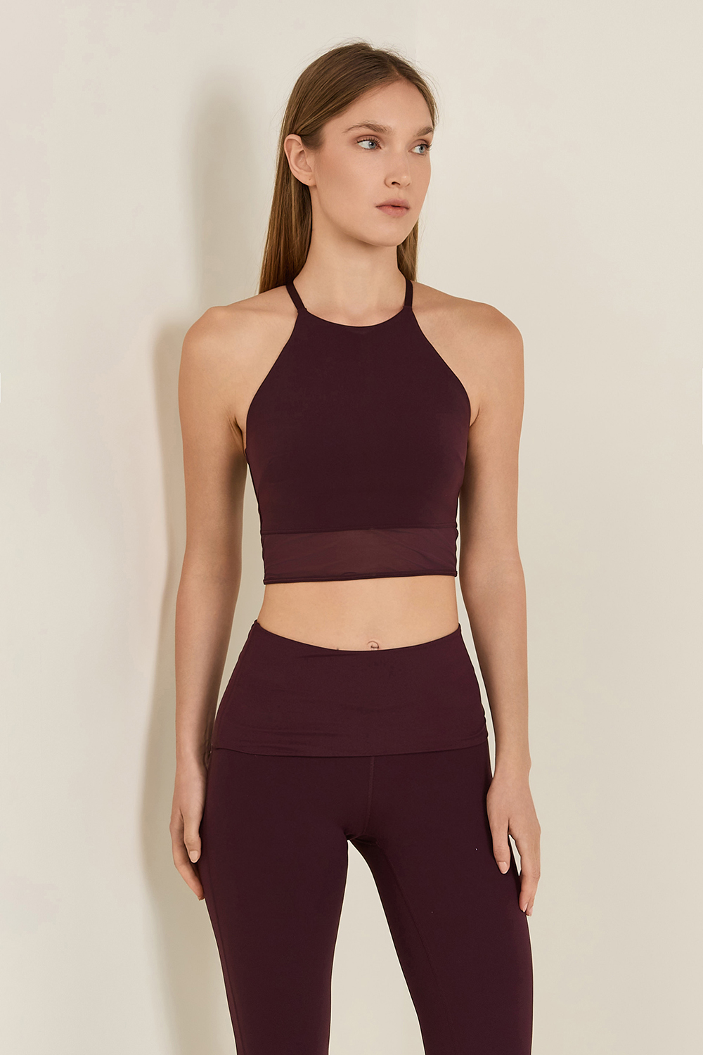 תמונת דוגמן קידמית של Align™ High-Neck Mesh Tank Top