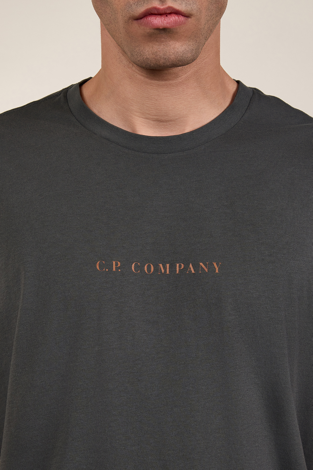 תמונת דוגמן אחורית של חולצת טי