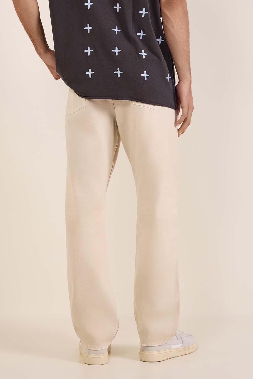 תמונת תקריב דוגמן של מכנסי ג'ינס ישרים