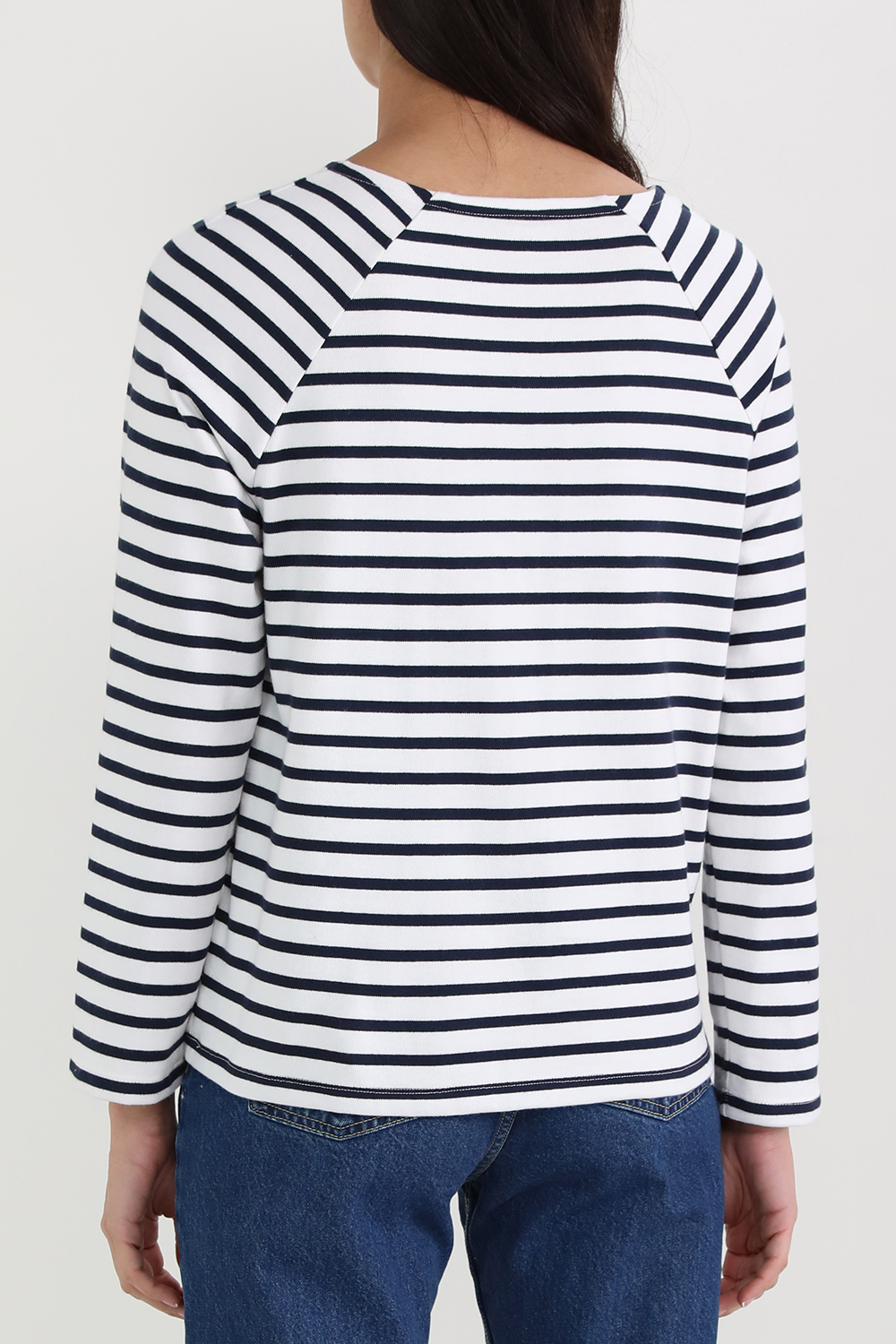 תמונת דוגמן אחורית של חולצת פסים ארוכה