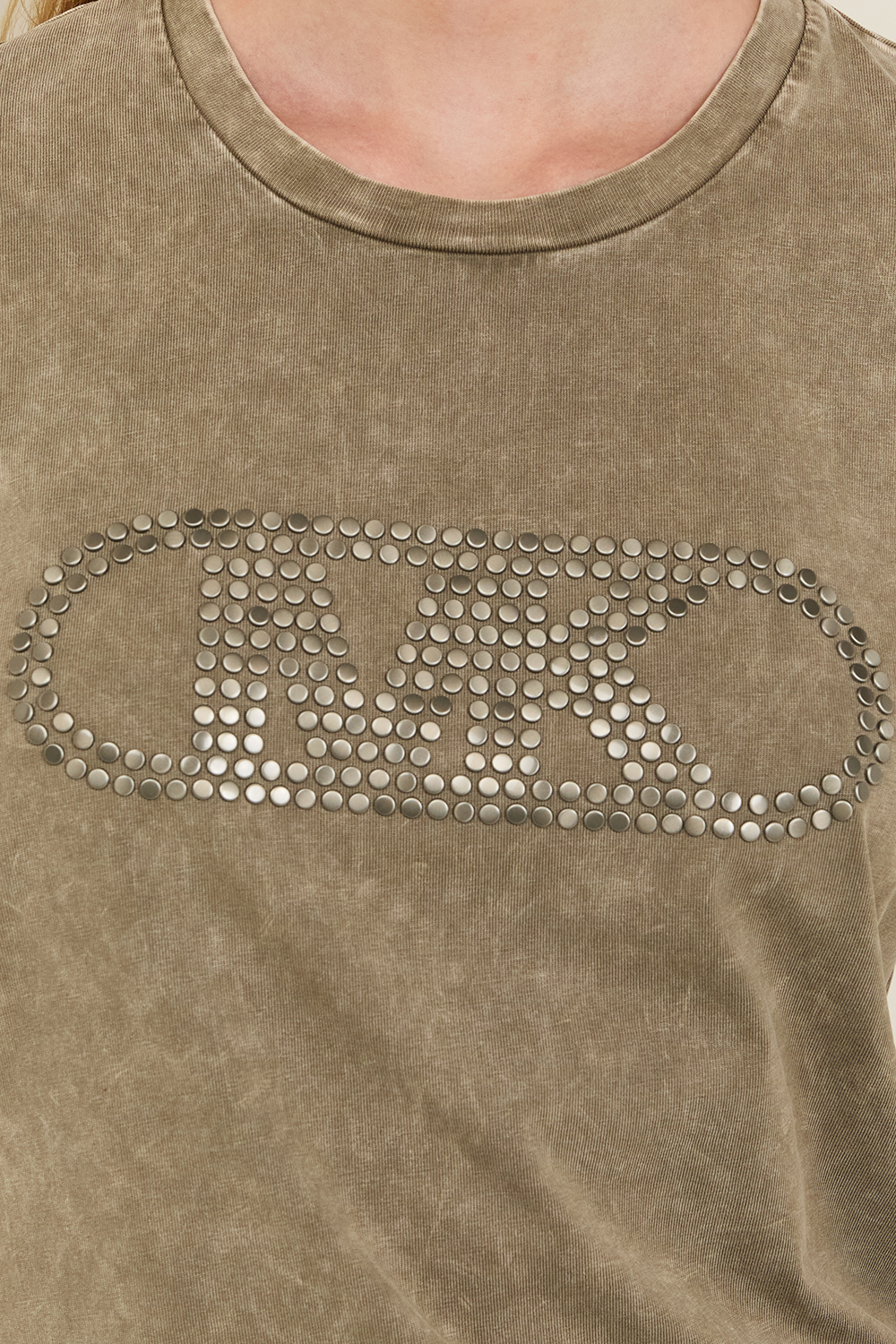 תמונת תקריב דוגמן של חולצת טי אמפייר