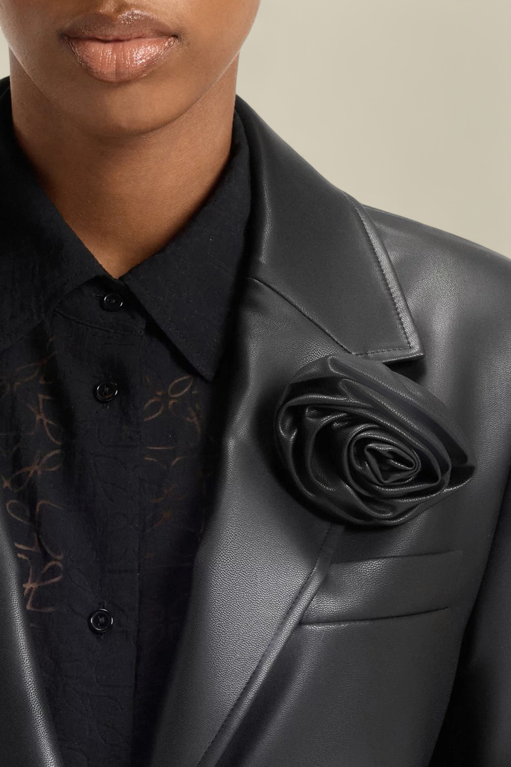 תמונת תקריב דוגמן של בלייזר עור