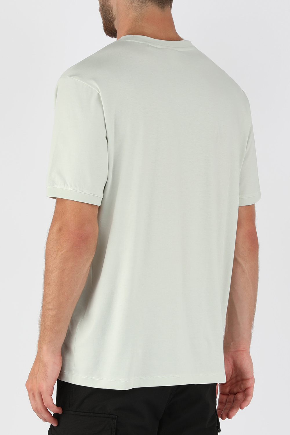 תמונת דוגמן אחורית של חולצת טי עם לוגו