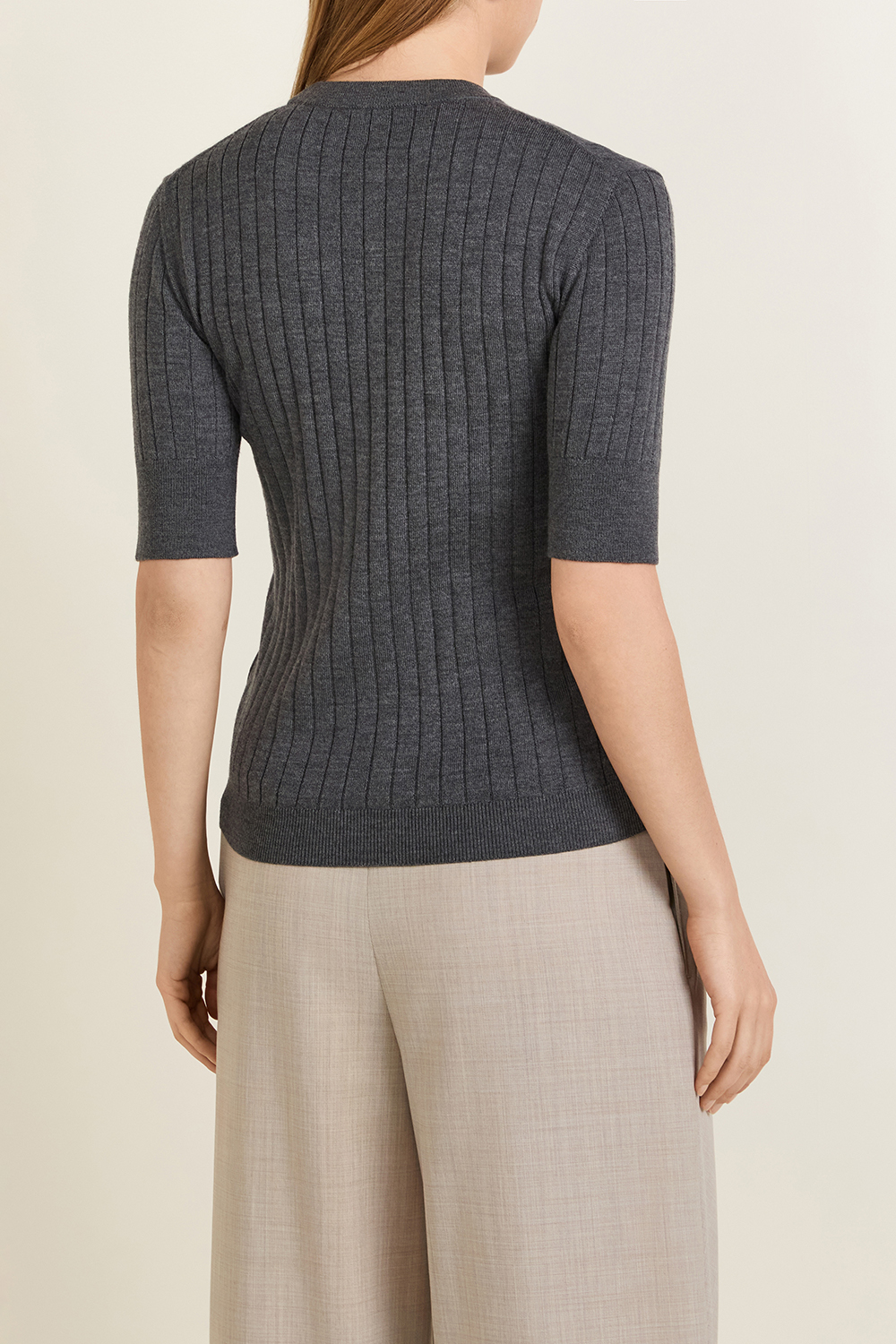 תמונת דוגמן אחורית של חולצת סריג